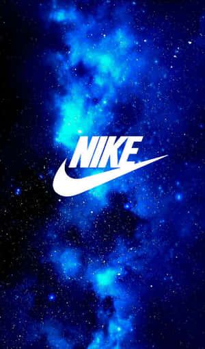 Nike標誌居中於藍色星空宇宙場景，帶有發光的星雲雲層。
