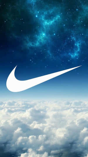 Nike標誌在星空下翱翔於雲端之上