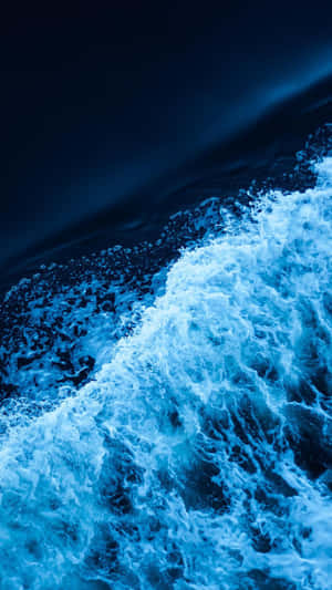 泡沫海浪在深藍色海水中破碎 — 藍色 壁紙