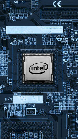 Intel CPU 特寫，位於藍色主機板上，帶有電路和標籤。