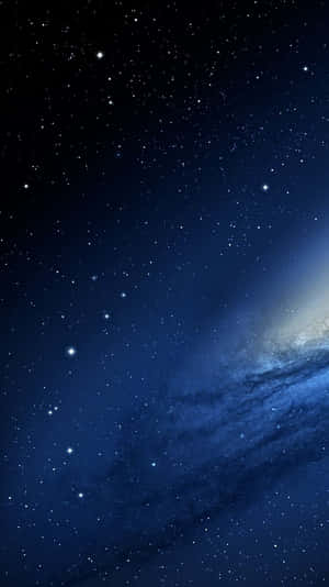 廣闊的星空夜空，帶有發光的螺旋星系。