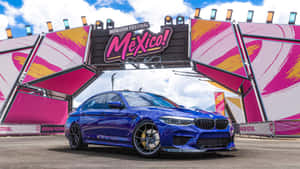 藍色BMW M5在Horizon Festival Mexico的色彩繽紛拱門下 — 墨西哥 GIF 壁紙