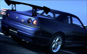 藍色日產Skyline R34 GT-R在暮色中的高速公路上疾馳。