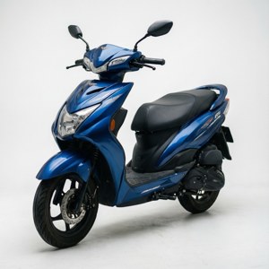 白色背景上的藍色滑板車，配有黑色座椅和後視鏡