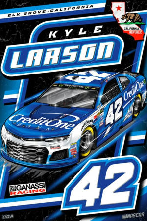 Kyle Larson的藍色#42 NASCAR賽車，帶有贊助商標誌和加州主題。