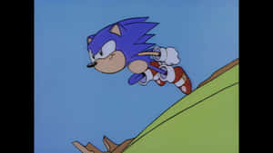 藍色刺蝟 Sonic 在藍天下快速奔跑越過綠色山丘。 — 超音鼠 壁紙
