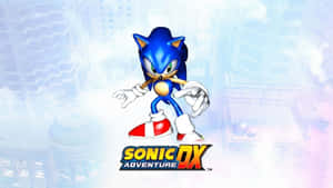 藍色刺蝟索尼克以遊戲姿勢出現，帶有Sonic Adventure DX標誌。 — 超音鼠 壁紙