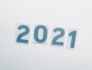 藍色剪紙在白色表面上拼出年份2021。 — 簡單 壁紙