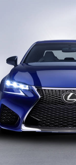 藍色Lexus車頭特寫，頭燈在工作室環境中亮起。