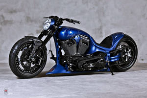 訂製藍色chopper電單車，帶有鍍鉻細節，置於混凝土地面。 — Harley Davidson 標誌 壁紙