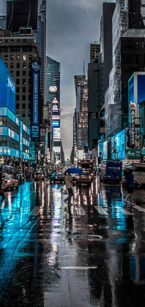 時代廣場的雨夜，閃爍的廣告牌和濕漉漉的人行道倒影。 — 紐約市 壁紙