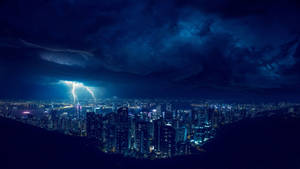 暴風雨之夜，閃電照亮城市天際線。