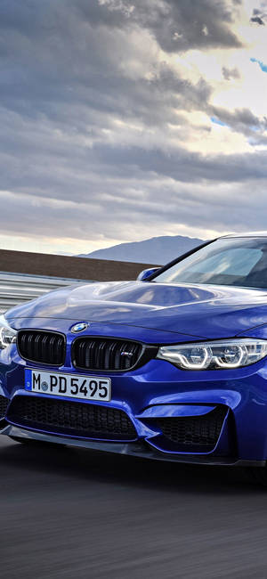 日落時分藍色BMW M4在山路上疾馳