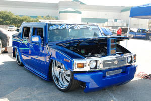 定制藍色Hummer H2在車展中打開引擎蓋