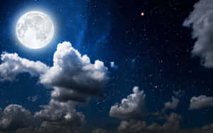 滿月在繁星夜空下，在蓬鬆的雲層上方發光。 — 藍天 壁紙