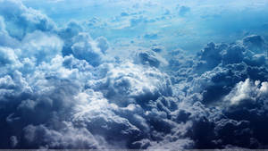 廣闊的蓬鬆藍白雲朵漂浮在明亮的天空中。 — 藍天 壁紙