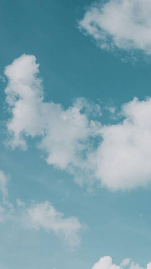 平靜的天空，蓬鬆的白雲在清澈的藍色天空中飄浮。