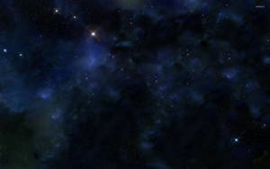 繁星點點的夜空，有發光的藍色星雲和遙遠的星星。 — 深藍色 壁紙