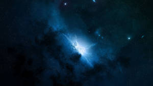 深空中被星星包圍的發光藍色星雲。 — 太空 壁紙