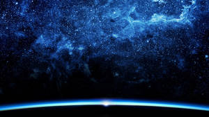 彎曲的地球地平線在星空宇宙星雲背景下發出藍色光芒。