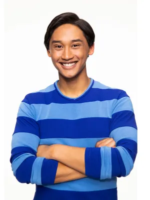 穿著藍色條紋毛衣的年輕男子交叉雙臂微笑