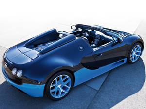 藍黑 Bugatti Veyron Super Sport 開篷車停泊在混凝土上。
