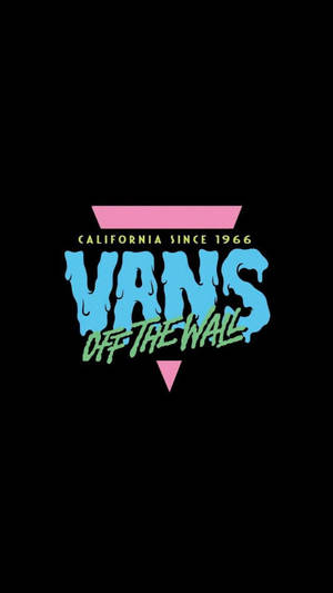 Vans Off The Wall標誌，帶有滴落的藍色文字和粉紅色形狀，背景為黑色。