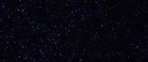 黑色背景上充滿發光藍色星星的星空夜空。
