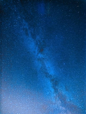 銀河系在繁星點點的夜空中閃耀著深藍色光芒。 — 外太空 壁紙