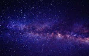 星空夜空中帶有紫色和粉紅色星雲的銀河系。