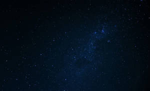 黑暗夜空中的銀河系與藍色星星