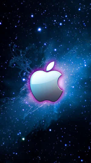 Apple標誌在繁星點點的宇宙藍色星雲中發光。
