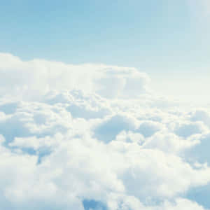 在雲端之上，看著清澈藍天下的蓬鬆白雲。 — 藍天 壁紙