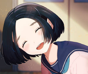 黑色短髮的動漫女孩在柔和的室內燈光中溫暖地微笑。 — 靚靚動畫 壁紙