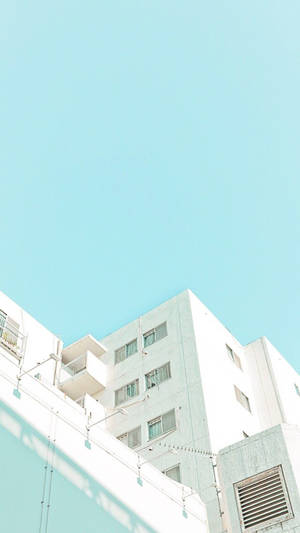 白色公寓大樓在清澈青色天空下，帶有柔和陰影。 — 白色美學gif 壁紙