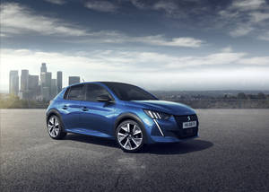 藍色Peugeot 208停在城市觀景點，背景有天際線。