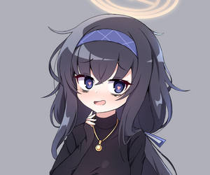 深色頭髮和心形瞳孔的動漫女孩，戴著藍色頭帶和金色項鍊。