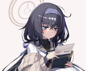 動漫女孩，黑髮藍眼，拿著一本書，書中有一封信寫著「せんせい」，她臉紅了。