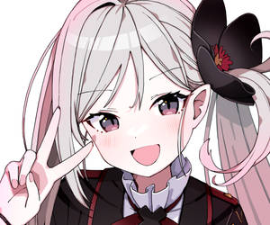 銀髮黑蝴蝶結的動漫女孩微笑並做出和平手勢。
