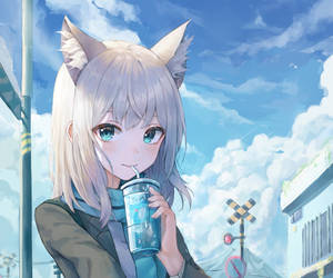 貓耳動漫女孩在多雲天空下在鐵路道口附近啜飲藍色飲料。