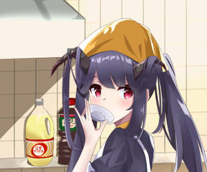 動漫女孩在廚房裡靠近食用油瓶啜飲杯子。