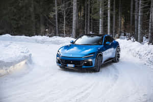 藍色跑車在白雪覆蓋的森林道路上行駛。 — 汽車 壁紙