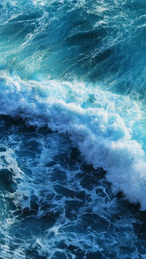 拍打的海浪，帶有白色泡沫和深藍色海水。 — 沙灘 壁紙