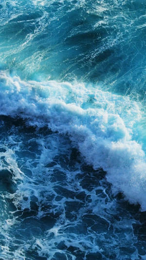 強勁的海浪撞擊深藍色海水，激起白色泡沫。 — 沙灘 壁紙