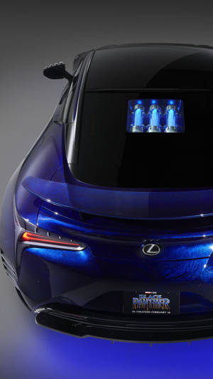 藍色Lexus汽車，帶有發光藍色燈管和黑豹電影車牌。
