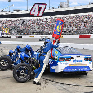 NASCAR維修站團隊喺日間活動中更換賽車輪胎。