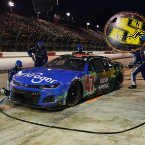 NASCAR賽車編號47夜晚在賽道燈光下由工作人員進行維修。 — 汽車 壁紙