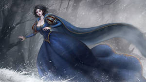 一位幻想女性身穿藍色長袍，在暴風雪中站在雪地森林裡。