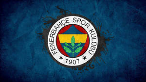 Fenerbahçe Spor Kulübü 足球會標誌，位於帶有黑色潑濺的紋理藍色背景上。