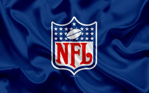 NFL 標誌在帶有褶皺和高光的藍色緞面背景上。